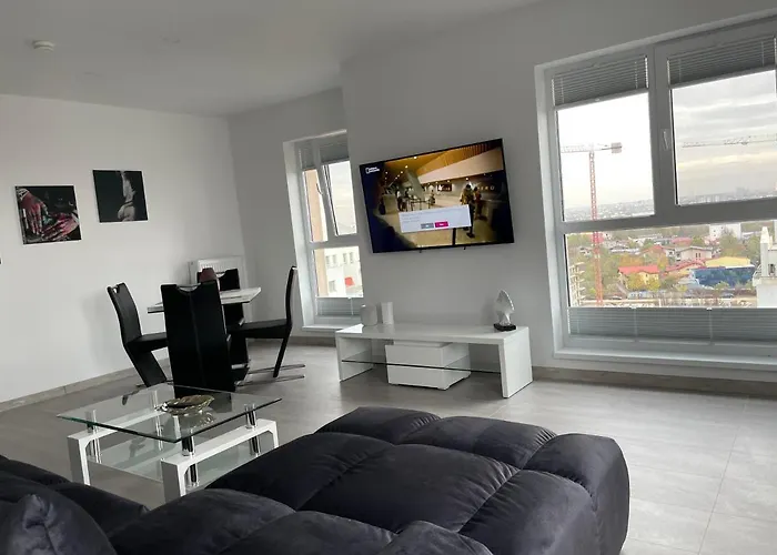 Unique Penthouse Lakeview W19