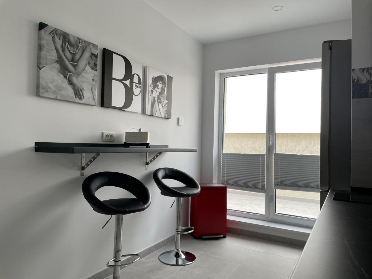 Unique Penthouse Lakeview W19 *